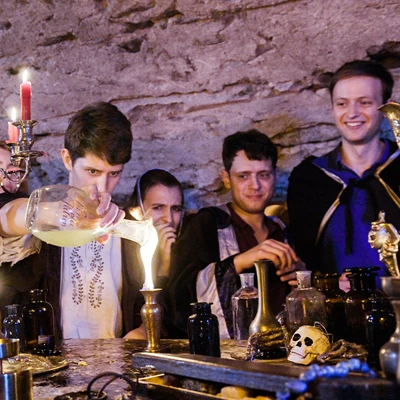 Starsza grupa uczestników przygotowuje eliksir w klimatycznym wnętrzu